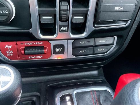 Used 2019 Jeep Wrangler Unlimited Rubicon w/ LED Lighting Group AWD/4WD image 18