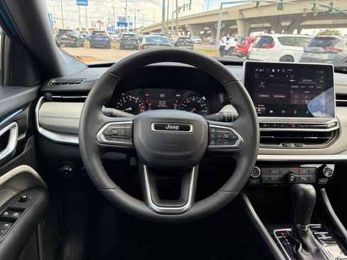 Used 2025 Jeep Compass Limited image 24