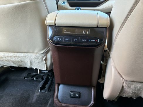 Used 2020 Toyota Highlander XLE image 28