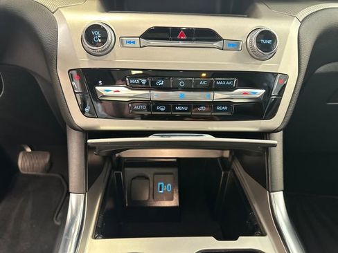 Used 2022 Ford Explorer XLT w/ Equipment Group 202A AWD/4WD image 34
