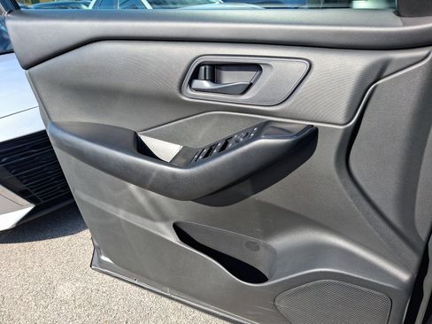 Used 2024 Nissan Rogue S image 16