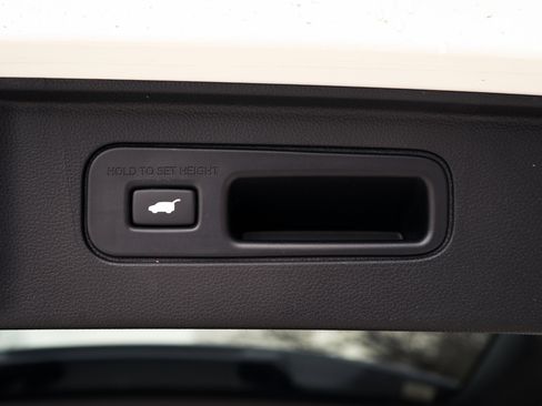 Used 2025 Honda Pilot Black Edition image 46