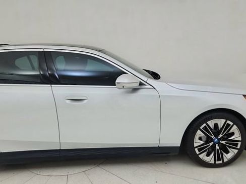 Used 2025 BMW i5 xDrive40 w/ Premium Package AWD/4WD image 8