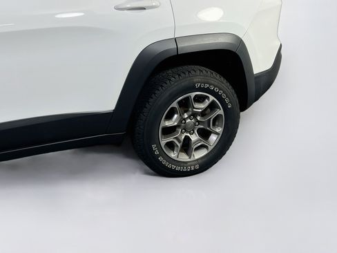 Used 2022 Jeep Cherokee Trailhawk w/ Comfort/Convenience Group AWD/4WD image 29
