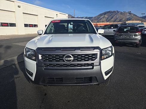 Used 2025 Nissan Frontier SV w/ SV Convenience Package image 3