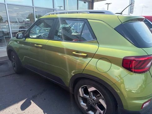 Used 2024 Hyundai Venue SEL FWD image 11