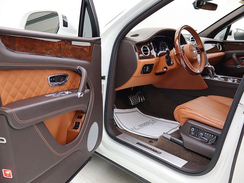 Used 2019 Bentley Bentayga image 46