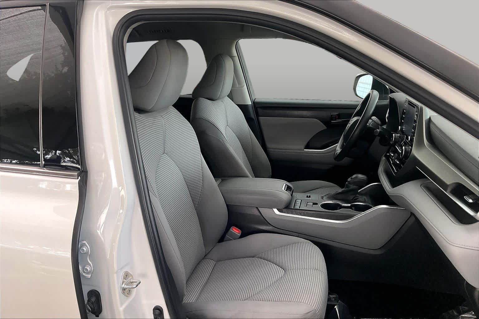 Used 2022 Toyota Highlander L FWD image 9