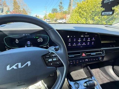 Used 2023 Kia Niro EX Touring FWD image 6