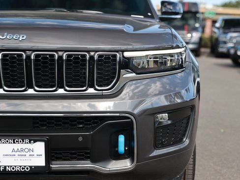 Used 2023 Jeep Grand Cherokee Overland w/ Luxury Tech Group IV AWD/4WD image 5