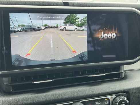 Used 2024 Jeep Gladiator Sport AWD/4WD image 32