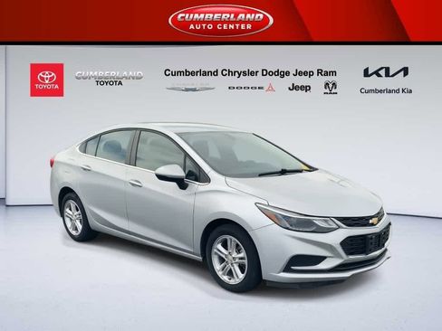 Used 2017 Chevrolet Cruze LT image 2
