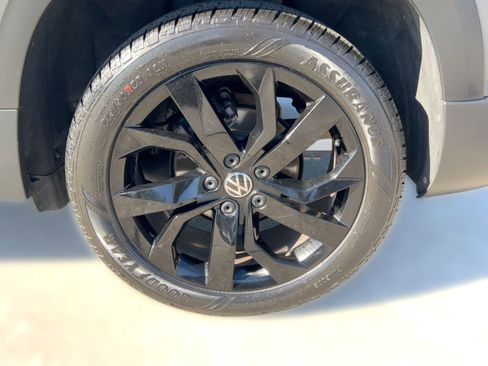 Used 2022 Volkswagen Taos SEL image 11