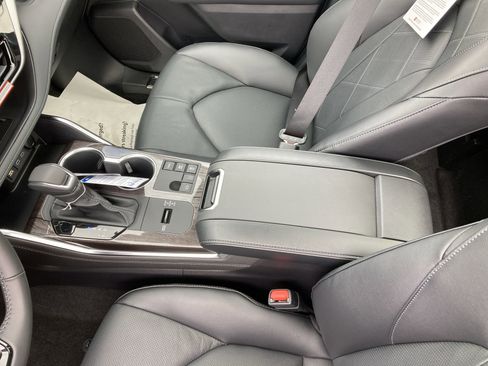 Certified 2026 Toyota Highlander Platinum image 24