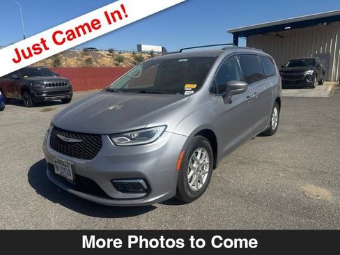 Used 2021 Chrysler Pacifica Touring-L FWD image 1