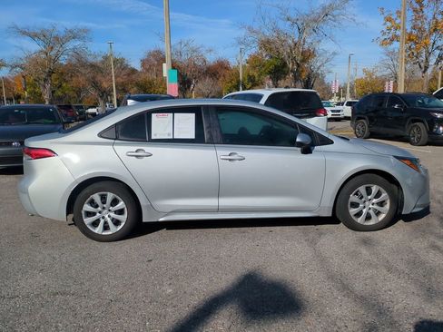 Used 2022 Toyota Corolla LE image 4