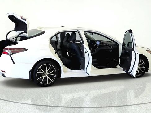 Used 2024 Toyota Camry SE w/ Cold Weather Package FWD image 12
