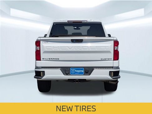Used 2020 Chevrolet Silverado 1500 Custom w/ Custom Value Package AWD/4WD image 6