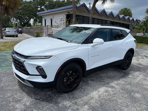 Used 2025 Chevrolet Blazer LT w/ Convenience Package FWD image 2