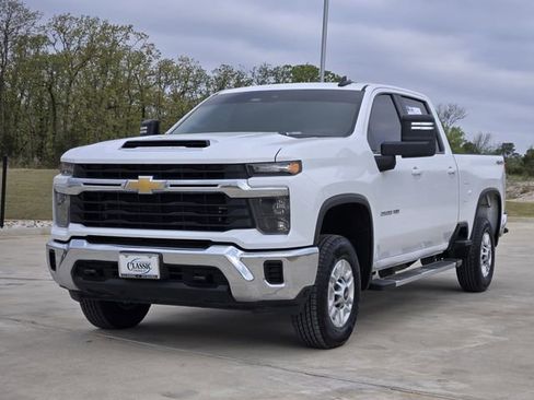 Used 2024 Chevrolet Silverado 2500 LT AWD/4WD image 4