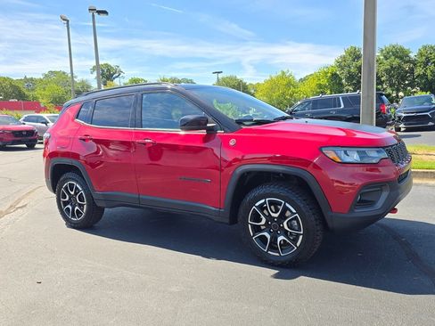 Used 2025 Jeep Compass Trailhawk AWD/4WD image 1
