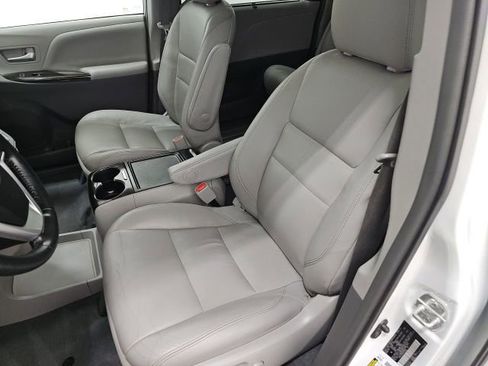 Used 2019 Toyota Sienna XLE w/ XLE Navigation Package image 14