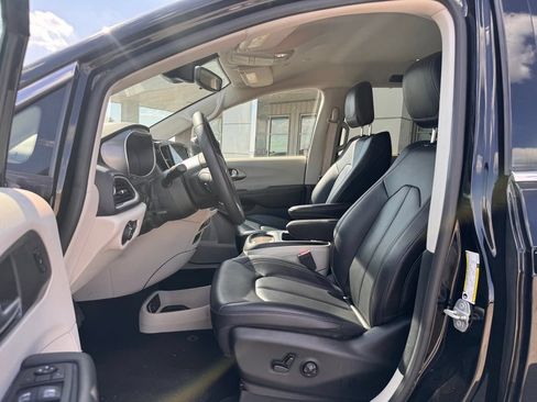 Used 2024 Chrysler Pacifica Touring-L FWD image 5
