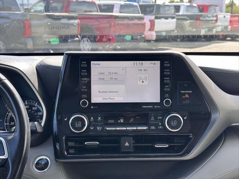 Certified 2021 Toyota Highlander XLE AWD/4WD image 17
