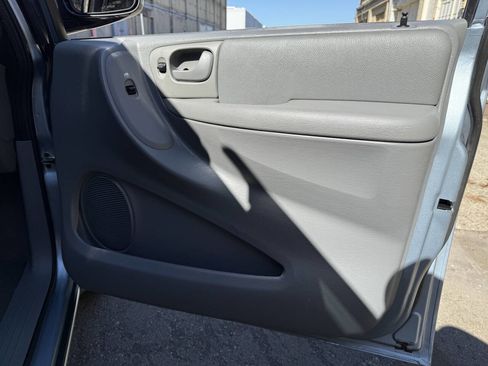 Used 2006 Chrysler Town & Country Touring image 86