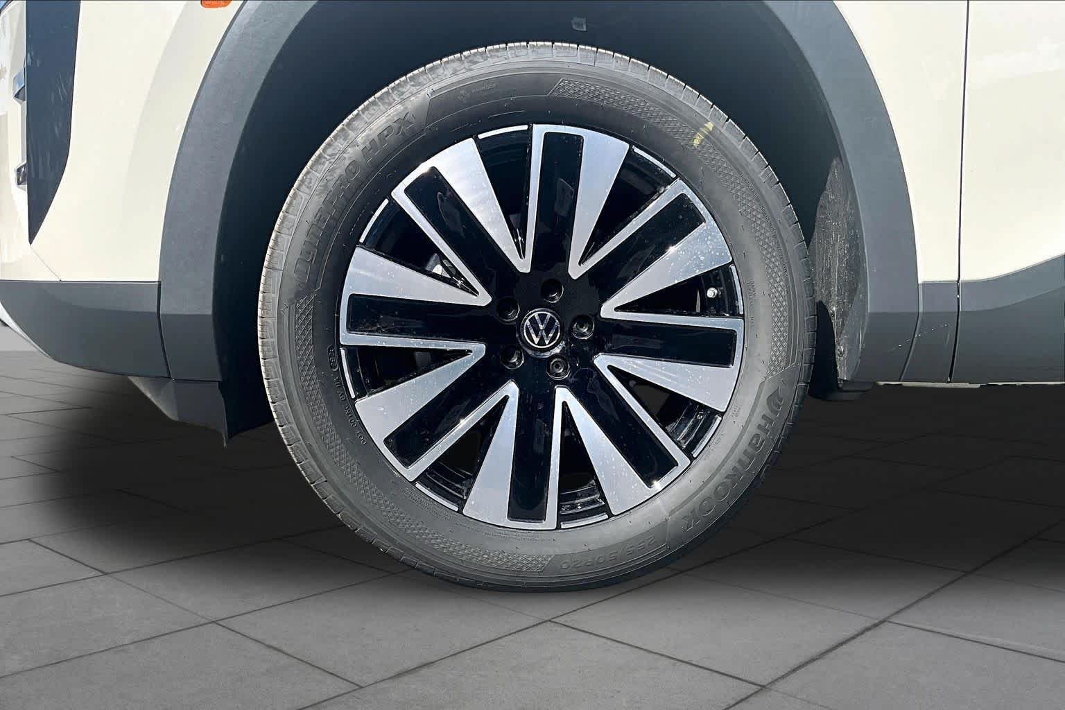 New 2027 Volkswagen Atlas SE FWD image 11