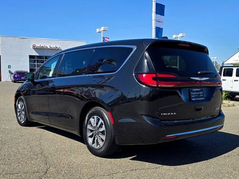 Used 2024 Chrysler Pacifica Select image 6