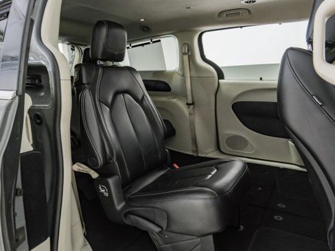 Used 2022 Chrysler Pacifica Touring-L image 31