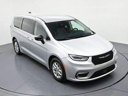 Used 2024 Chrysler Pacifica Touring-L image 14