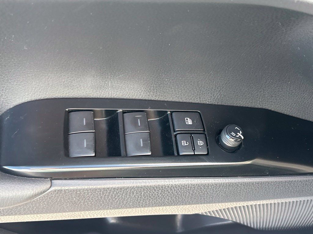 Used 2025 Toyota Camry SE w/ Convenience Package FWD image 8