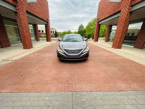 Used 2011 Hyundai Sonata GLS w/ Popular Equipment Pkg 2 FWD image 2