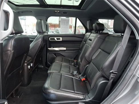 Used 2022 Ford Explorer XLT w/ Equipment Group 202A image 10