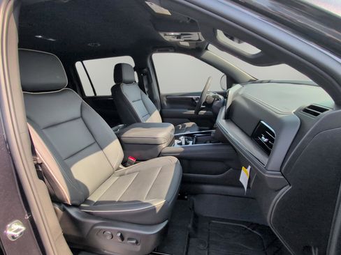 New 2025 Chevrolet Suburban Premier image 14