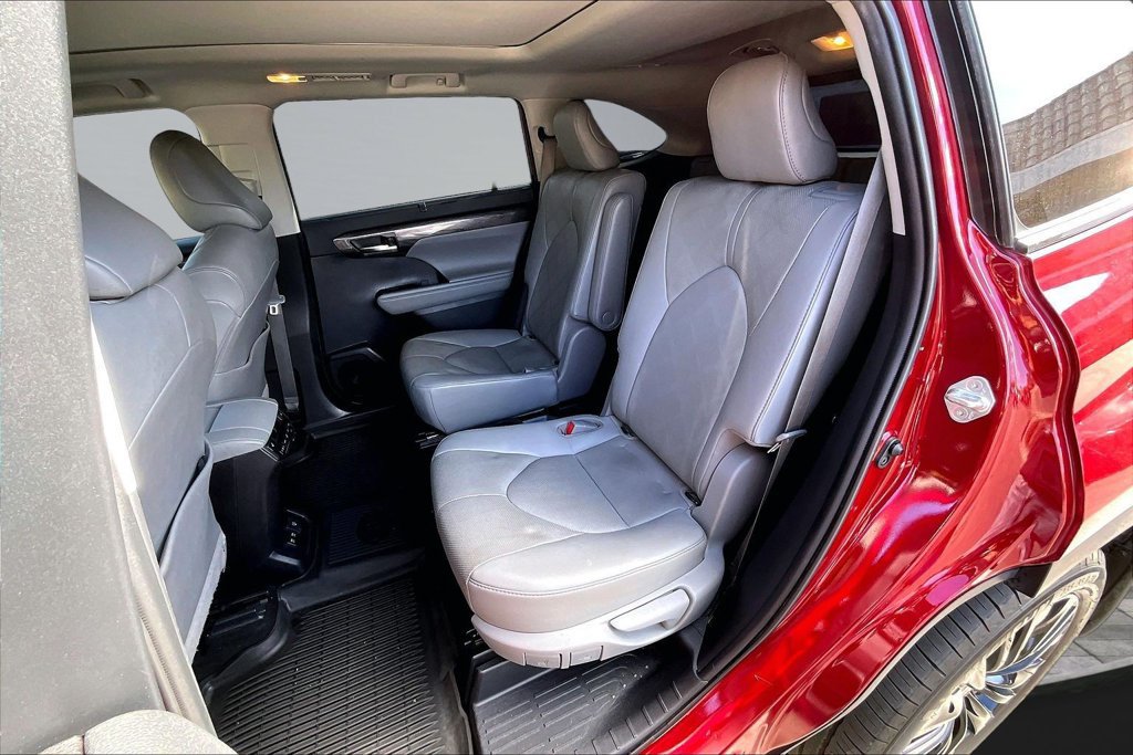 Used 2020 Toyota Highlander Platinum FWD image 19