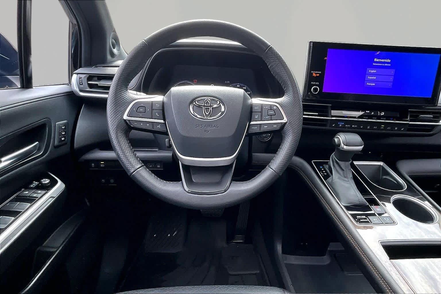 Used 2025 Toyota Sienna Limited FWD image 6