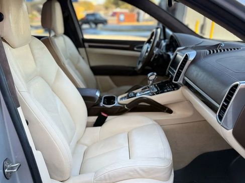 Used 2012 Porsche Cayenne Turbo image 17