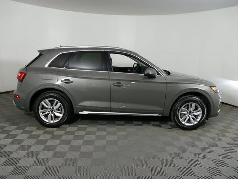 Used 2023 Audi Q5 2.0T Premium w/ Convenience Package image 2