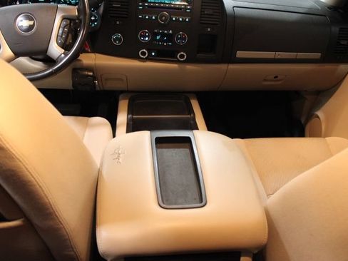 Used 2007 Chevrolet Silverado 1500 LT w/ 2LT Audio Package AWD/4WD image 24