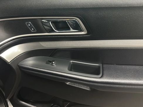 Used 2017 Ford Explorer XLT w/ Equipment Group 201A FWD image 18