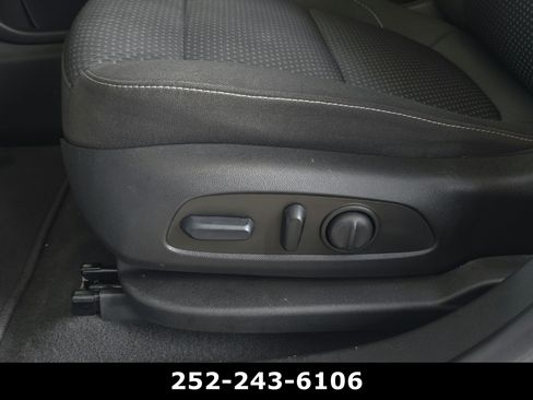 Used 2023 GMC Acadia SLE w/ Driver Convenience Package FWD image 11