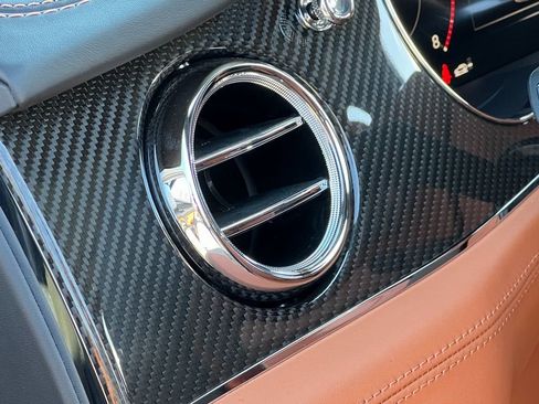 Used 2025 Bentley Bentayga image 57