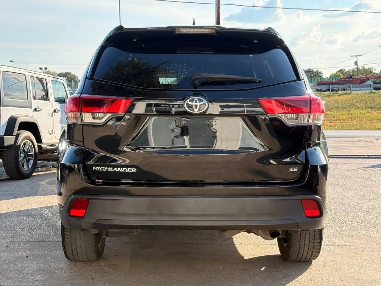 Used 2018 Toyota Highlander SE FWD image 4