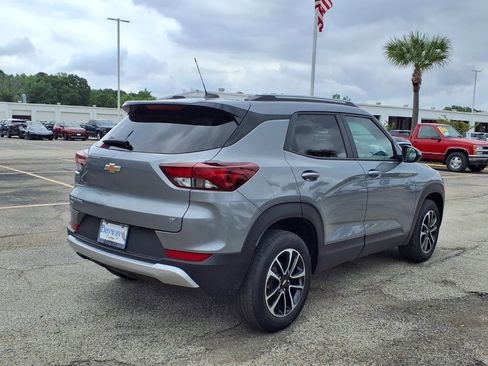 Used 2025 Chevrolet TrailBlazer LT AWD/4WD image 2