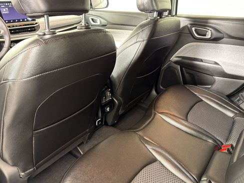 Used 2024 Jeep Compass Latitude image 23