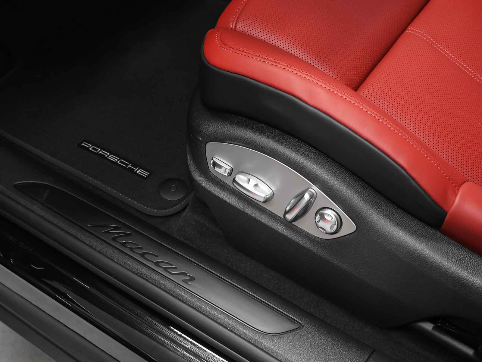 Certified 2026 Porsche Macan AWD/4WD image 26
