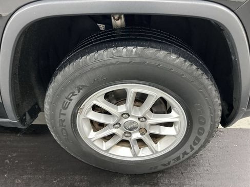 Used 2019 Jeep Grand Cherokee Laredo AWD/4WD image 8
